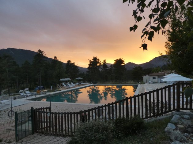 Coucher de soleil sur la piscine