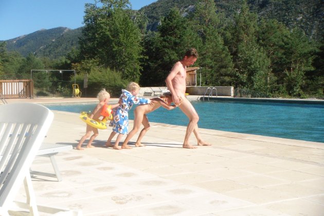 Famille  la piscine